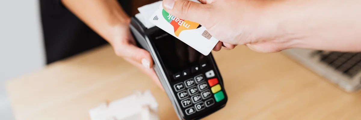 Interface de paiement bancaire POLi avec carte et application mobile pour un dépôt de 20 euros